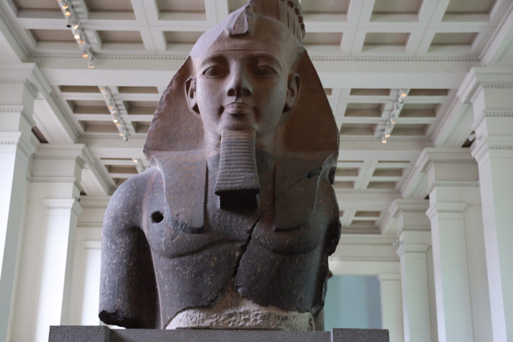 大英博物館にあるラムセス2世の銅像