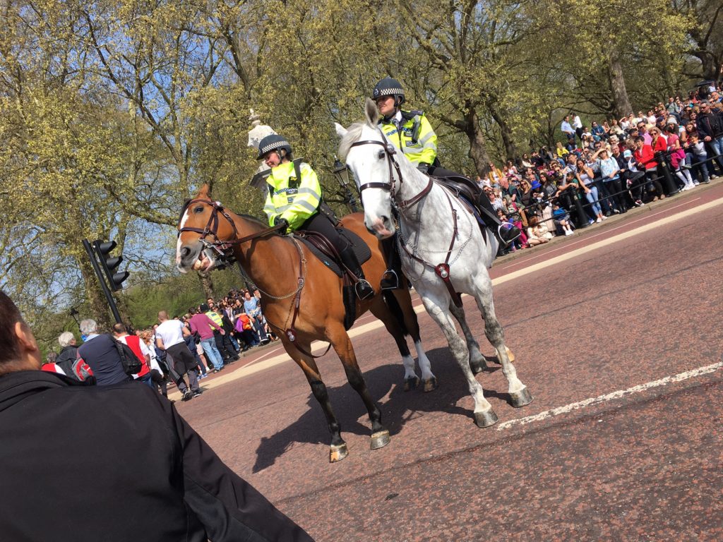 馬に乗って警備するロンドン警察