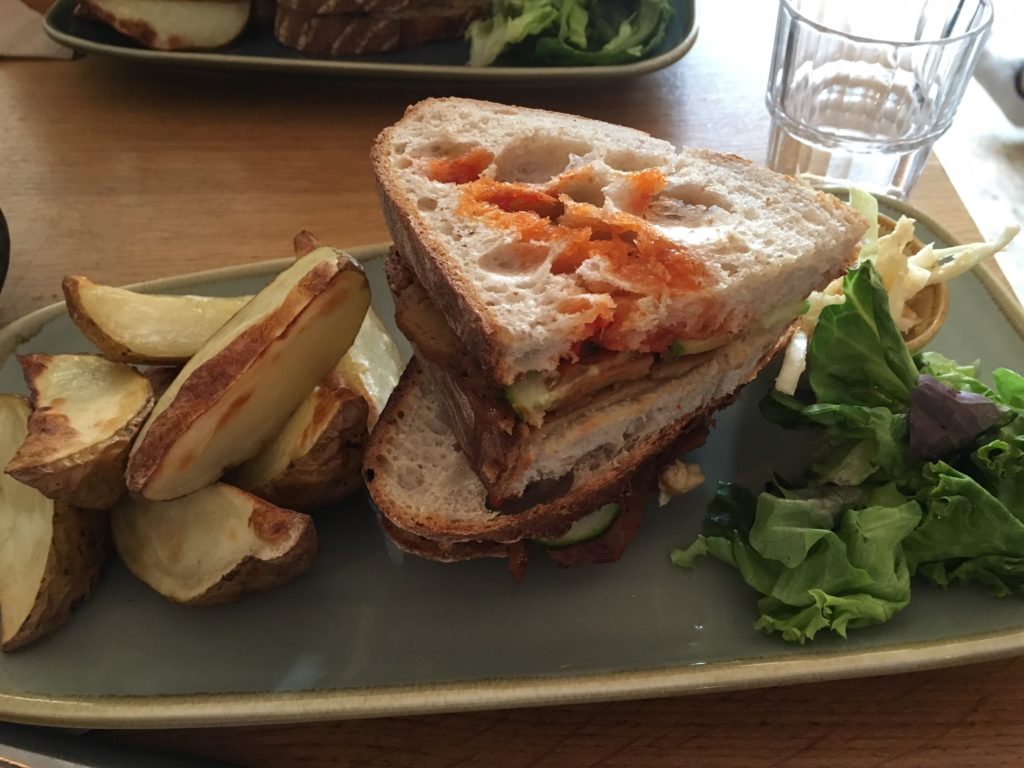 グラストンベリーにあるエクスカリバーカフェのサンドイッチ
